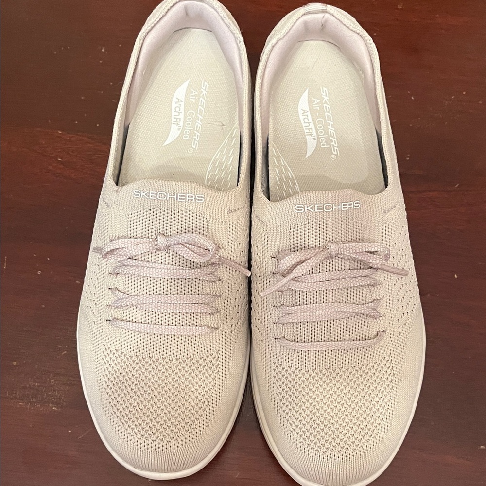 Skechers Women’s Light tan Slip-On Knit Sneakers size 8